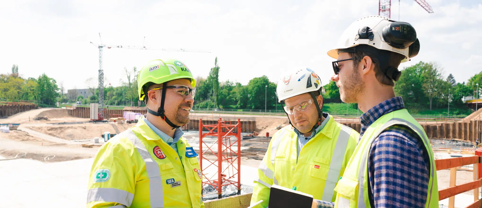 Drei Sicherheitsingenieure von Sicherheitsingenieur.NRW auf einer Baustelle