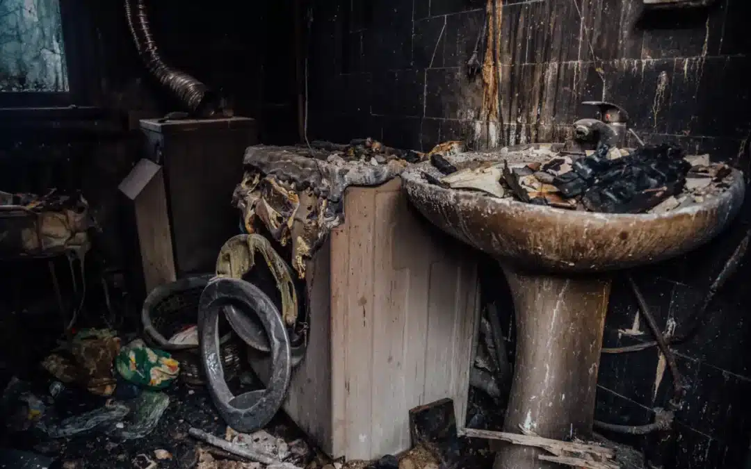 Die Überreste eines Hausbrandes im Badezimmer - Eine Sache für den Brandermittler der Polizei.