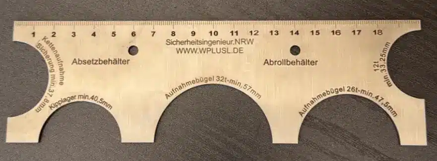eine Prüfschablone mit runden Aussparungen aus Edelstahl